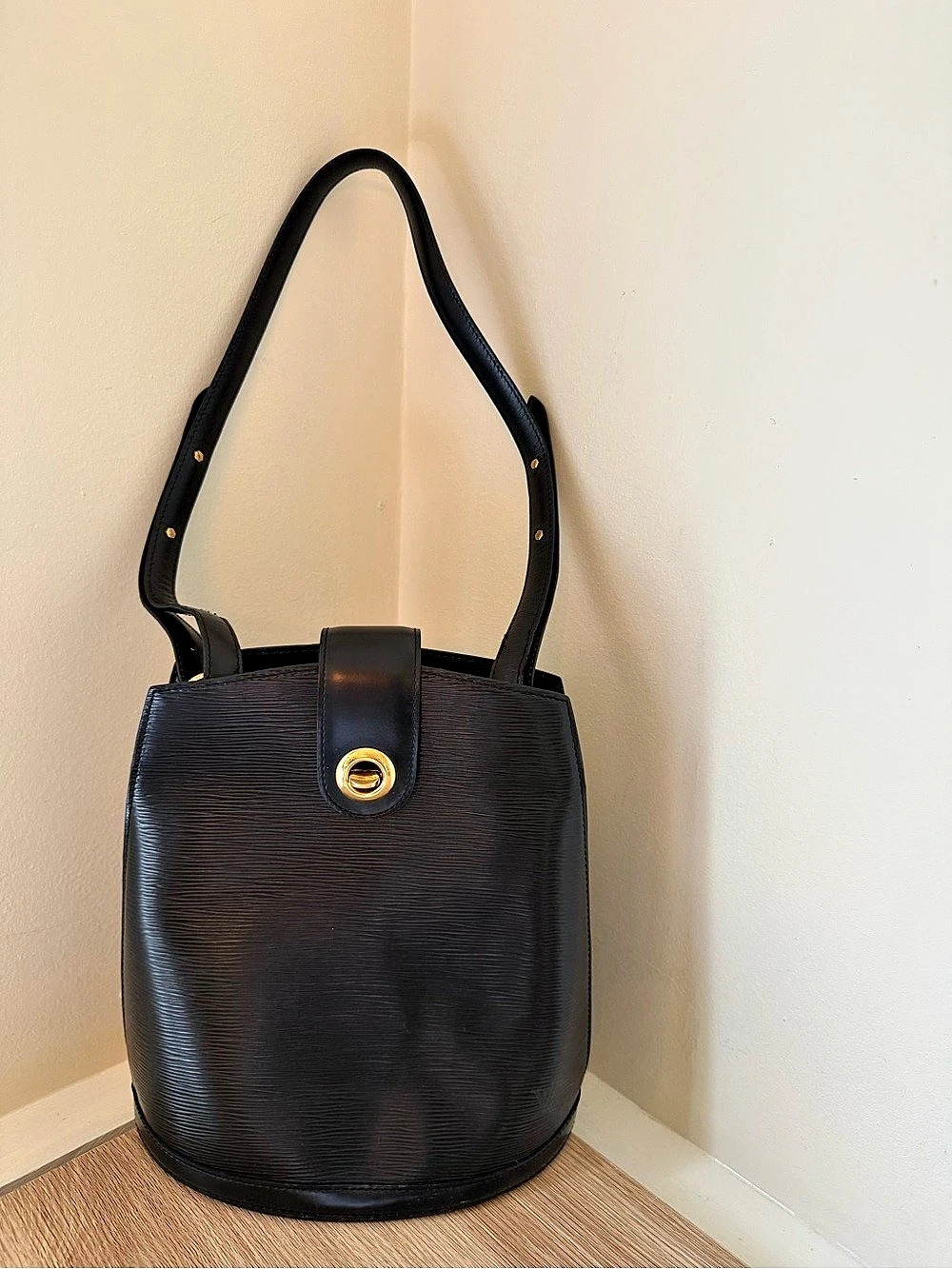 Louis Vuitton Epi Cluny Twist Bucket Bag Black Leather Shoulder Bag